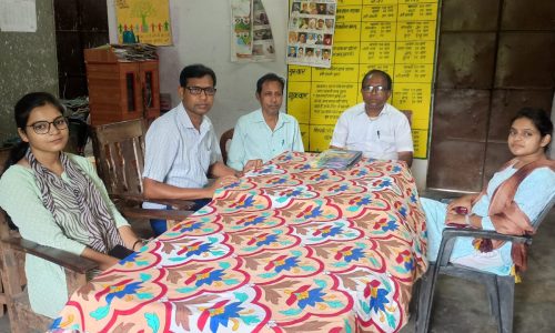 उत्क्रमित मध्य विद्यालय उफरैल में    छात्र-छात्राएं नियमित रूप से स्कूल ड्रेस में  आते हैं