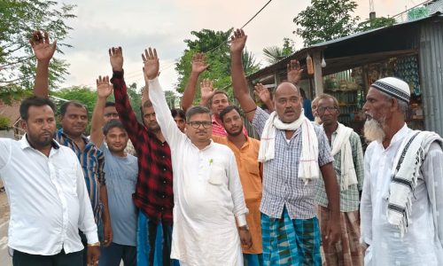 ऑनलाइन आवेदन के एक वर्ष बाद भी नहीं मिला बिजली कनेक्शन, किसानों ने जदयू नेता से लगाई गुहार।