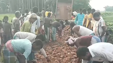 श्रम दान कर ग्रामीणों ने बनाई सड़क
