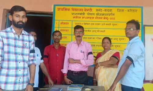 शिक्षकों ने नेशनल मूवमेंट फ़ॉर ओल्ड पेंशन स्कीम को लागू कराने के लिए काला पट्टी लगाया।