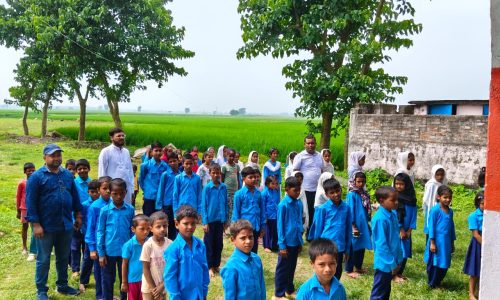 प्राथमिक विद्यालय मिरजादपुर में छात्र-छात्राओं स्कूल ड्रेस में विधालय आते हैं।