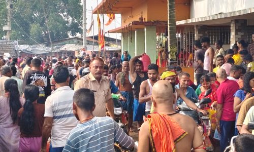 महालया पर मनिहारी गंगा तट पर उमड़ी श्रद्धालुओं की भीड़, जाम से निपटने में जुटा प्रशासन।