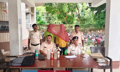 54 लीटर शराब के साथ एक तस्कर सहित एक पियक्कड़ भी गिरफ्तार।