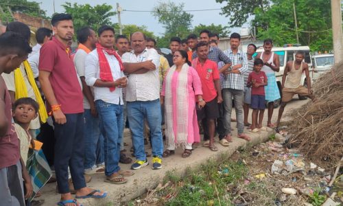 कुर्सेला प्रखंड कार्यालय परिसर ग्रामीणों का धरना प्रदर्शन, कटाव से स्थाई समाधान की उठी मांग