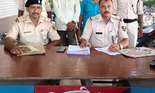 मनिहारी पुलिस की बड़ी कार्रवाई:शराब तस्कर और वारंटी गिरफ्तार