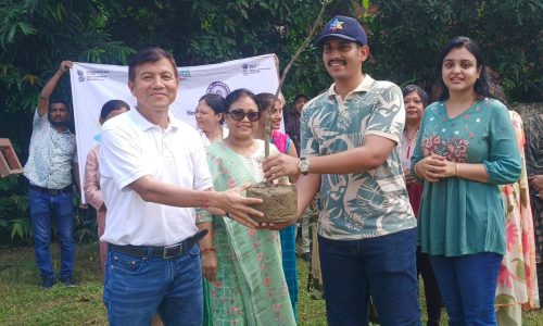 कटिहार रेलमंडल में स्वच्छता ही सेवा अभियान के तहत डीआरएम ने किया वृक्षारोपण
