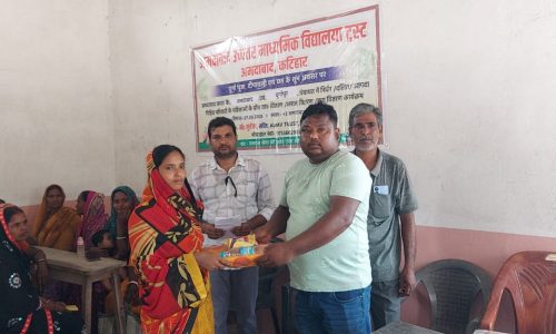 अमदाबाद ट्रस्ट ने 400 जरूरतमंदों के बीच बांटे वस्त्र व खाद्य सामग्री
