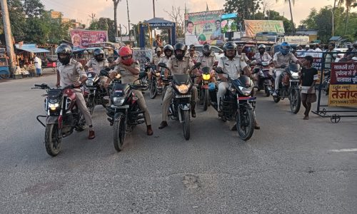 दुर्गापूजा में शांति व्यवस्था को लेकर मनिहारी पुलिस ने निकाला फ्लैग मार्च
