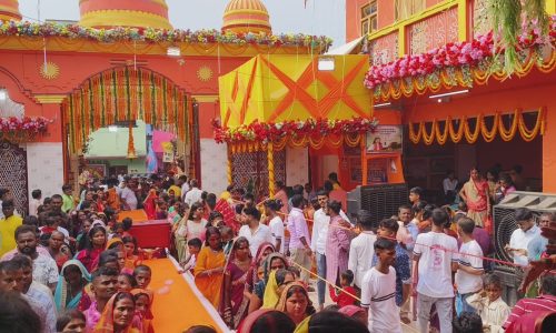 दशहरा पर सार्वजनिक दुर्गा मंदिर में उमड़ी श्रद्धालुओं की भीड़
