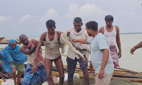कुर्सेला में विजयादशमी पर नाव हादसा, दो लापता, तीन की जान बची ।