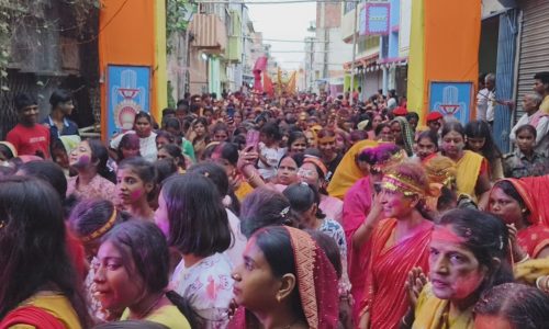 मां दुर्गा के शोभा यात्रा महिलाओं की उमड़ी भीड़ प्रशासन चौक बंद।