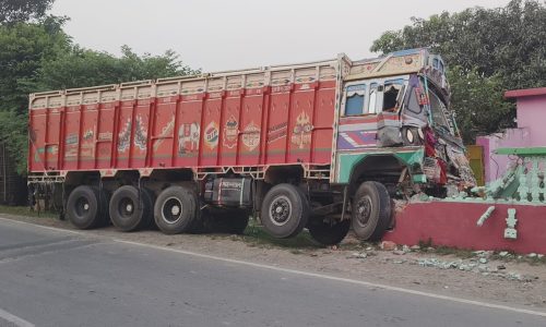 अनियंत्रित ट्रक मंदिर के बाउंड्री तोर घुसा