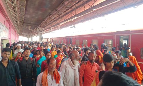 आरपीएफ के टीम द्वारा स्टेशन पर श्रद्धालुओं को शांतिपूर्ण तरीके से ट्रेन में चढ़ाया जा रहा है