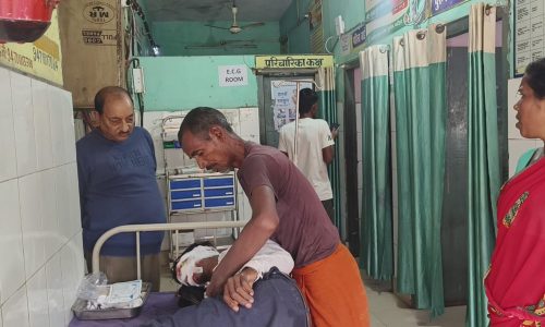 सड़क दुर्घटना में, बाइक सवार तीन युवक घायल जिसमें दो रेफर।