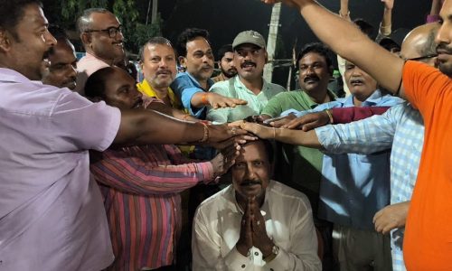 पूर्व पथ निर्माण राज्य मंत्री हिमराज सिंह ने कार्यकर्ताओं के साथ कर रहे हैं जनसम्पर्क