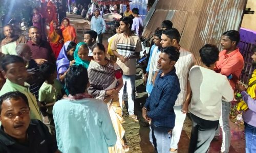 आशा सुमन अपने समर्थकों के साथ घूम-घूम कर मांग रही है वोट