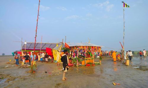 कार्तिक पूर्णिमा पर गंगा स्नान को उमड़ी श्रद्धालुओं की भीड़, त्रिमोहिनी संगम तट पर गूंजे हरिकीर्तन के स्वर