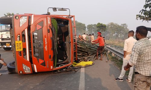 अनियंत्रित होकर ट्रक पलटा कोई हताहत नहीं