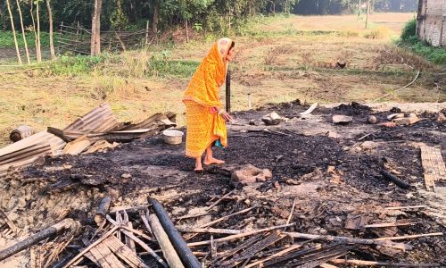 आगजनी में दो घर जलकर राख, परिवार का सबकुछ खाक