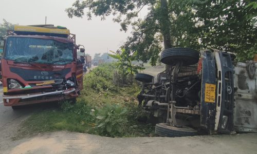 कोयला से लादी पिकअप वैन  पलटा