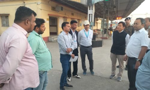 कटिहार पूर्णिया रेलखंड में डीआरएम किरेंद्र नराह ने किया निरीक्षण