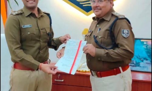 पुलिस अधीक्षक ने उत्कृष्ट कार्य के लिए डीएसपी रंजन कुमार सिंह सहित कई पदाधिकारी को किया सम्मानित।