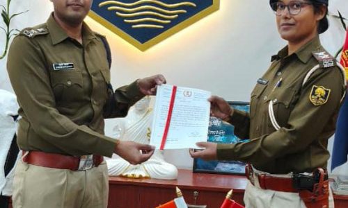 एसपी शिखर चौधरी ने रोशना थानाध्यक्ष मासूम कुमारी को किया सम्मानित