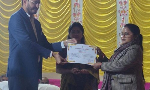 जिला पदाधिकारी ने उत्कृष्ट कार्य के लिए पदाधिकारीयों को सम्मानित किया