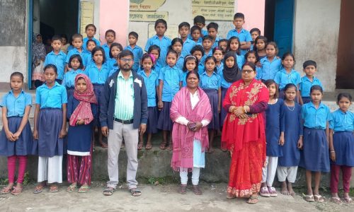 प्राथमिक विद्यालय जानकी नगर के छात्र-छात्राएं बीच ठंड में स्कूल ड्रेस में विद्यालय आते हैं