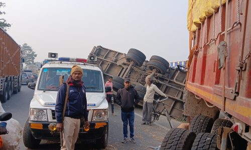 कुर्सेला NH-31 पर अहले सुबह दो ट्रकों में भीषण टक्कर, चालक–उपचालक बाल-बाल बचे