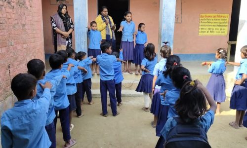 तीनकौड़िया प्राथमिक विद्यालय में बाल विवाह रोकने की शपथ, प्रधान शिक्षक अर्चना कुमारी ने दी सामाजिक जागरूकता की सीख।
