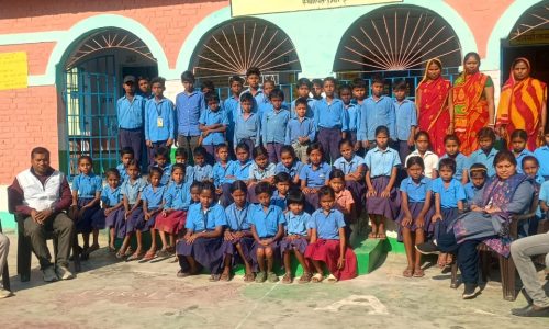 उत्क्रमित मध्य विद्यालय हुण्डैली में स्वच्छता एवं गुणवत्ता का विशेष ध्यान रखा जाता है-छात्र-छात्राएं स्कूल ड्रेस में नियमित रूप से विद्यालय आते हैं