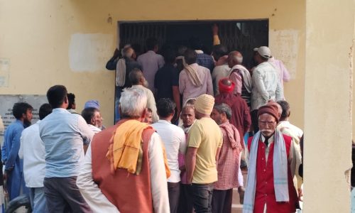 बरारी कृषि कार्यालय में बीज वितरण नही करने को लेकर किसानों ने किया हंगामा