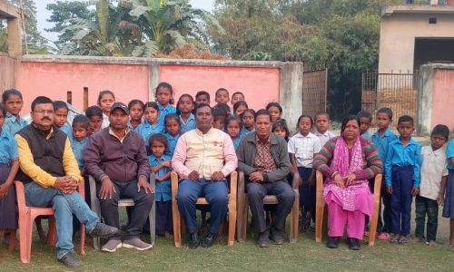 प्राथमिक विद्यालय खौरा में छात्र-छात्राओं के लिए बैंच डेक्स की व्यवस्था नहीं रहने से ठंड में हो रही है परेशानी