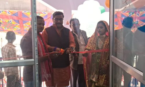 तनिष्का ट्रेडिंग का उद्घाटन में पहुंचे मुख्य पार्षद प्रतिनिधि संजीव कृष्णन