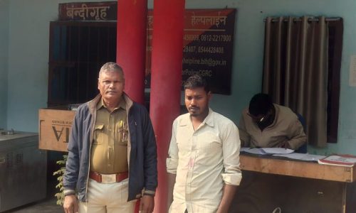 16 लीटर देशी शराब के साथ एक युवक को किया गिरफ्तार।