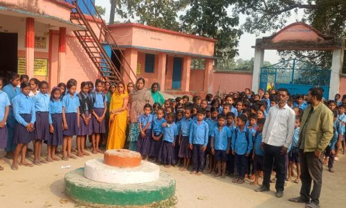 उत्क्रमित मध्य विद्यालय भर्री पश्चिम मे 589 छात्र पर मात्र पांच शिक्षक रहने से छात्रों को हो रही है परेशानी