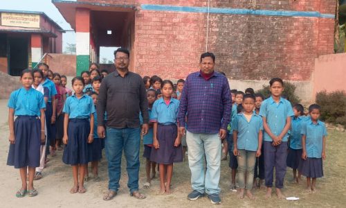 उत्क्रमित मध्य विद्यालय बढैया में बेंच डेंक्स के अभाव में ठंड में छात्रों को जमीन पर बैठकर पढ़ने को विवश है