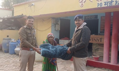 ठंड से ठिठुर रही निस्सहाय बुजुर्ग महिला को पुलिस ने दिया कम्बल