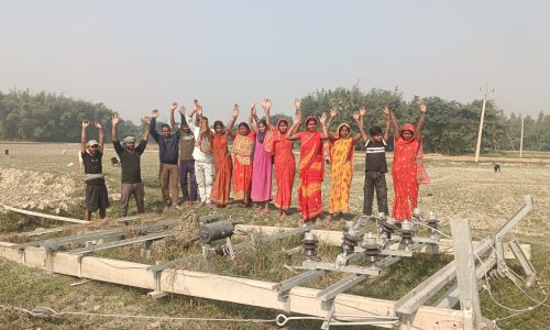 पदमपुर में छह महीने से गिरा ट्रांसफार्मर, किसानों का फूटा आक्रोश ।