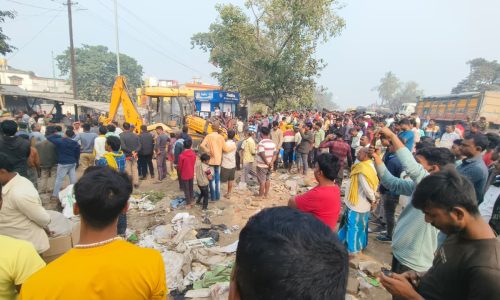 एनएच-31 और एसएच-77 के किनारे अतिक्रमण पर गरजा बुलडोजर