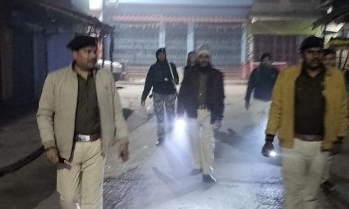 कुरसेला में देर रात सघन पैदल गश्ती, पुलिस की मौजूदगी से चोर-उचक्कों में हड़कंप