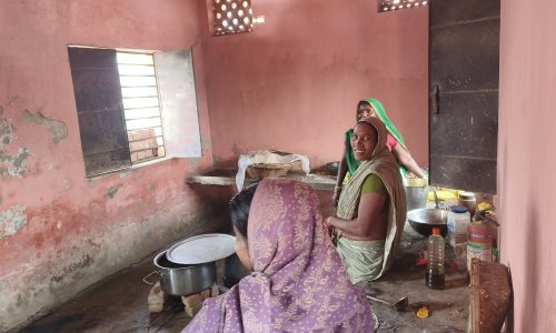 विभिन्न विद्यालयों में एमडीएम की जांच, समय पर भोजन देने का निर्देश