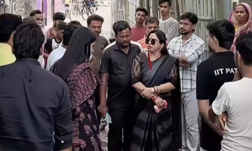 अतिक्रमण को लेकर सरकार आयी रुख सख्त , मुख्य पार्षद ने प्रशासन से दुकानदारों को समय देने का रखा मांग।
