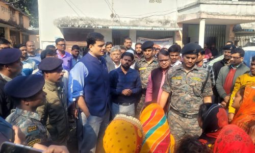 बरारी प्रखंड कार्यालय के निरीक्षण में पहुंचे डिएम, दिया निर्देश।