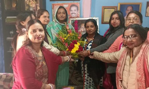 विधायक  निशा सिंह से कटिहार की महिला शिक्षिकाओं ने औपचारिक वार्ता किया।