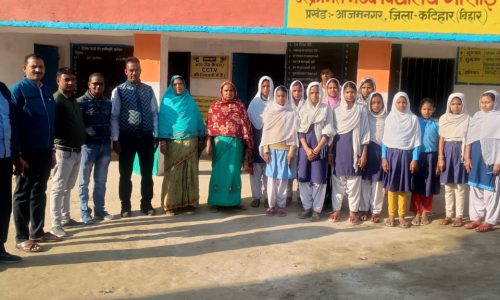 प्रधानाध्यापिका रेहाना खातून विद्यालय के छात्र-छात्राओं को अनुशासित करने के दिशा में सजग एवं सचेष्ट रहती हैं