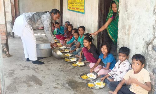 मदरसा के छात्र छात्राओं को सरकारी विद्यालय की तरह सुविधा नहीं मिलने से छात्रों में रोष