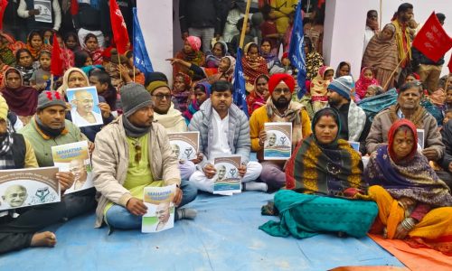 बरारी में मनरेगा कानून के विरोध में मजदूरों ने दिया घरना।