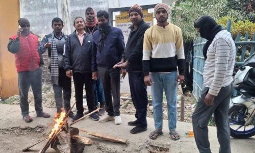 कड़ाके की ठंड से राहत के लिए अमदाबाद नगर पंचायत ने जलवाए अलाव।
